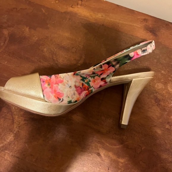 Anne Klein Floral and gold slingback platform  heels - Picture 3 of 4